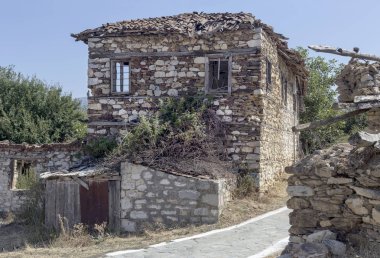 Eski, terk edilmiş bir taş ev (Makedonya, kuzeybatı Yunanistan)
