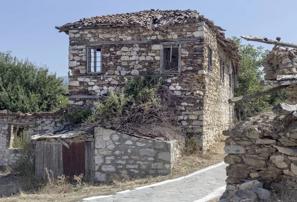 Eski, terk edilmiş bir taş ev (Makedonya, kuzeybatı Yunanistan)