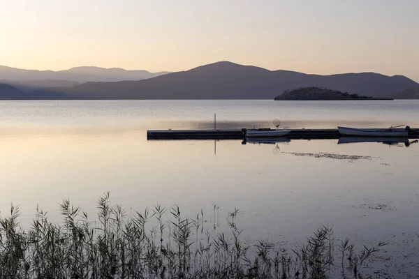 Panorama van een bergmeer (Macedonië, Noordwest-Griekenland) — Stockfoto