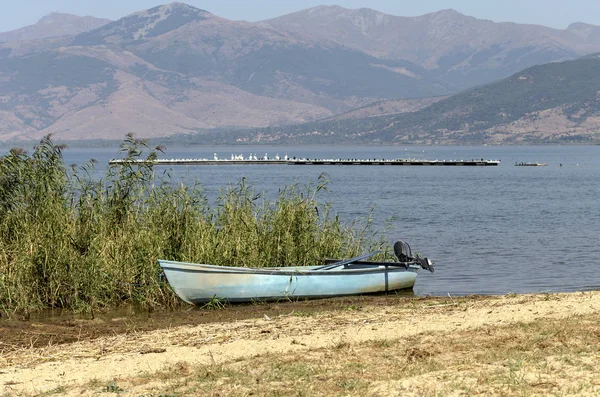 Panorama van een bergmeer (Macedonië, Noordwest-Griekenland) — Stockfoto