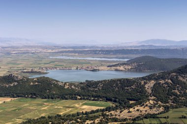 Bir yükseklikten Zazari ve Hemaditida Gölleri (Kuzeybatı Yunanistan, Makedonya)