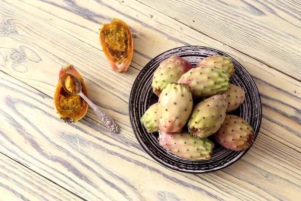 Кактус опунция фрукты на тарелке — стоковое фото