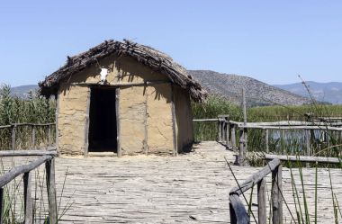 Dispilio köyü yakınlarındaki Neolitik göl kıyısı yerleşimi (Makedonya, kuzeybatı Yunanistan)