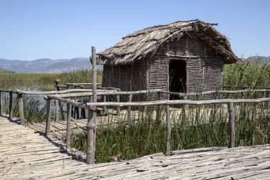 Neolitik göl kıyısındaki yerleşim Dispilio Köyü yakınındaki 