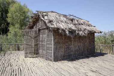 Neolitik göl kıyısındaki yerleşim Dispilio Köyü yakınındaki 