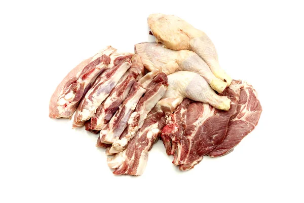 在白色背景下的猪肉和鸡肉的大腿 — 图库照片