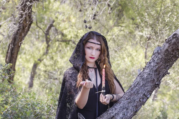 Cadılar Bayramı sırasında cadı kadın ormanda — Stok fotoğraf