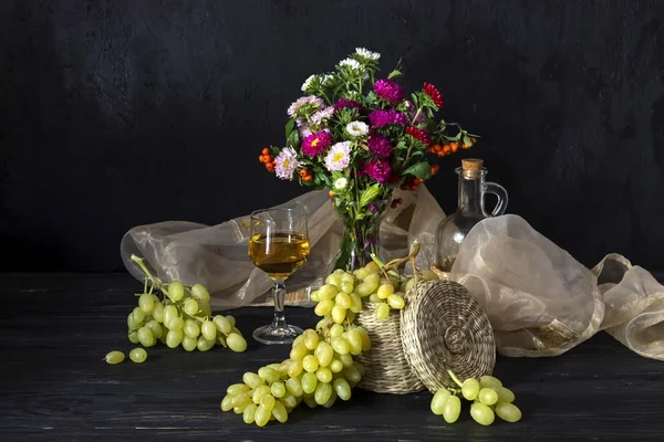 Виноград и вино на деревянном столе — стоковое фото