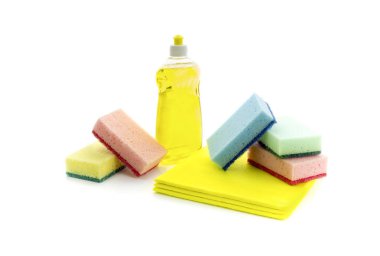 Mutfak Temizleme ve yikarken beyaz zemin üzerine sıvı