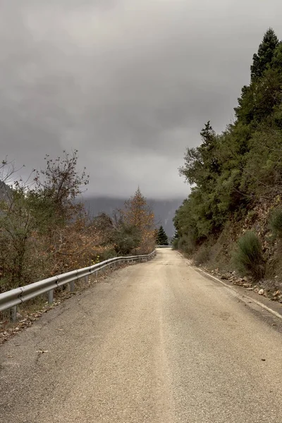 Дорога в горах (горы Нафпактиа, Западная Греция) ) — стоковое фото