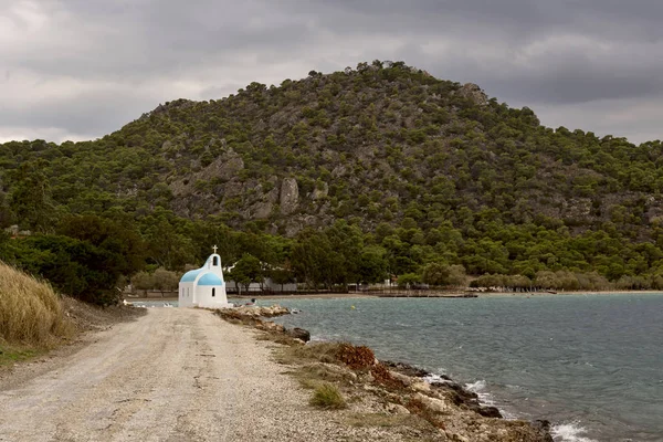 Une petite église sur la rive du lac Vouliagmeni (quartier Loutraki, Grèce ) — Photo