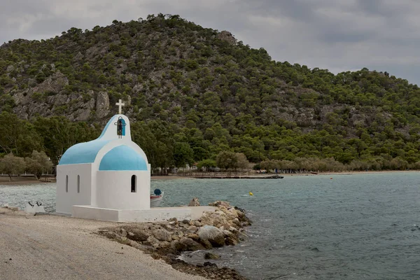 沃里亚戈米尼湖沿岸的一座小教堂 (希腊奇区) — 图库照片
