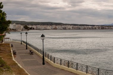 Loutraki şehir sahilinde (Yunanistan, Mora)