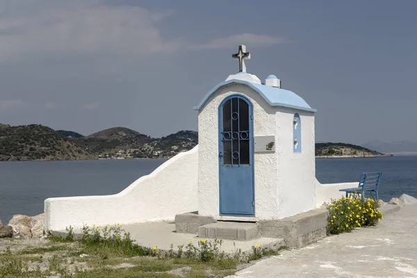 Παλιά λευκή εκκλησία κοντά στη θάλασσα (Ελλάδα) — Φωτογραφία Αρχείου