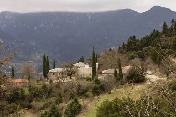 Samotny klasztoru w górach — Zdjęcie stockowe