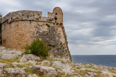 Bulutlu bir günde eski kale