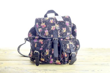 Aksesuarlar. Modern, yeni, kadın sırt çantası ile desen yakın çekim beyaz bir arka plan üzerinde