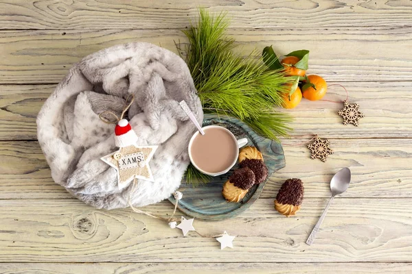 Noel natürmort. Kakao, kurabiye ve eşarp üzerinde tablo yakın çekim — Stok fotoğraf