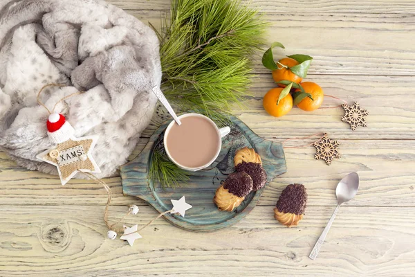 Noel natürmort. Kakao, kurabiye ve eşarp üzerinde tablo yakın çekim — Stok fotoğraf