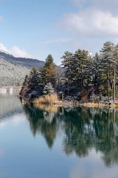 Paysage Hivernal Lac Panoramique Montagnes Enneigées Pins Par Une Journée — Photo