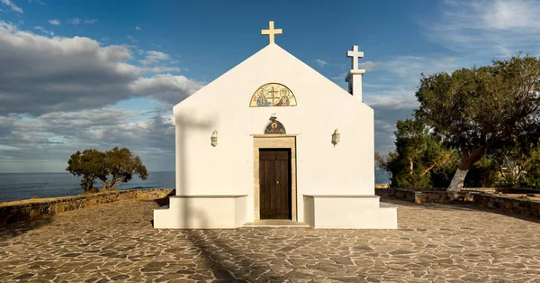Μικρό Λευκό Χριστιανός Ορθόδοξη Εκκλησία Κοντά Στη Θάλασσα Στο Φως — Φωτογραφία Αρχείου