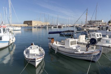 Antik, kentsel, ortaçağ, deniz, Venedik Kalesi (ada Crete, şehir Kandiye, Yunanistan) Kules ve balıkçı tekneleri güneşli sabahı.