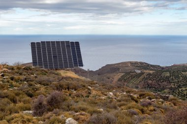 Modern teknolojiler ve ekoloji. Güneş, modern, paneli bataryaları dağlarda.