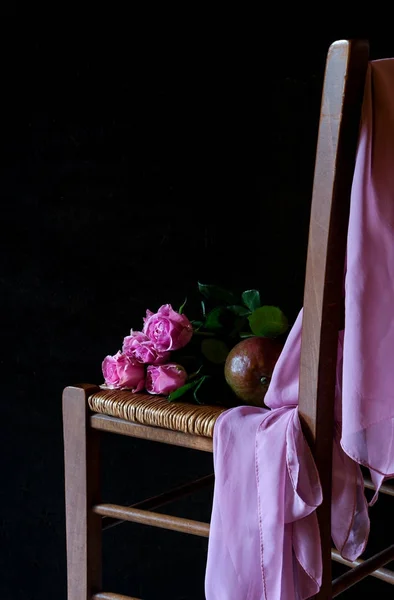 Pembe Gül Mango Ahşap Sandalye Yakın Çekim Üzerinde Romantik Natürmort — Stok fotoğraf