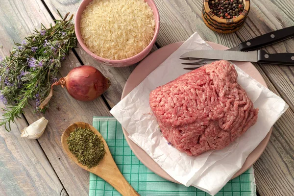 Gotowania Żywności Surowe Świeże Mięso Mielone Talerzu Przyprawy Ryż Warzywa — Zdjęcie stockowe