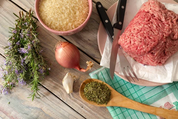食品を調理します プレート スパイス 木製のテーブルのクローズ アップの野菜生の新鮮なひき肉 — ストック写真
