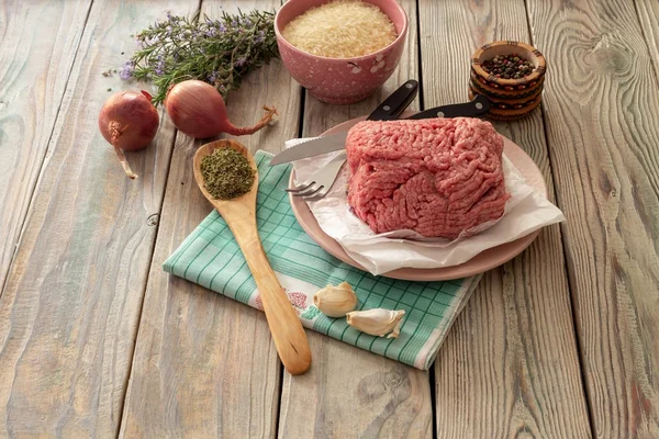 食品を調理します プレート スパイス 木製のテーブルのクローズ アップの野菜生の新鮮なひき肉 — ストック写真