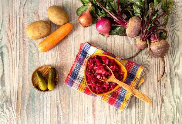 Sağlıklı beslenme. Pancar salatası. Bir ahşap masa yakın çekim bir kase zeytinyağı ile küçük parçalara haşlanmış ve Turşu sebze kesme