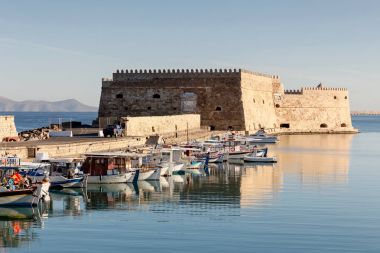 Antik, kentsel, ortaçağ, deniz, Venedik Kalesi (ada Crete, şehir Kandiye, Yunanistan) Kules ve balıkçı tekneleri güneşli sabahı.