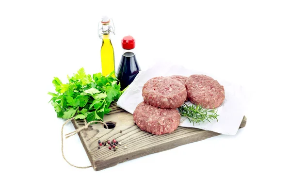 食品を調理します 白い背景にパセリ ローズマリー オリーブ オイルのクローズ アップと木製のまな板に牛から生の新鮮なひき肉 — ストック写真