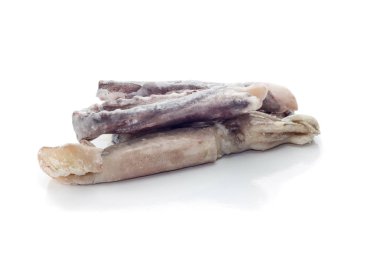 Deniz ürünleri. Büyük, ham, soyulmuş, dondurulmuş kalamar ve ahtapot üzerinde beyaz arka plan closeup ayaklar