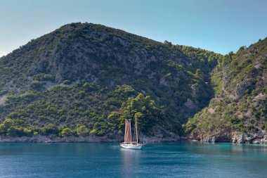 Dağlar ve deniz arka plan karşı yat
