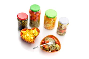 Beyaz bir arka plan üzerinde farklı Turşu sebze