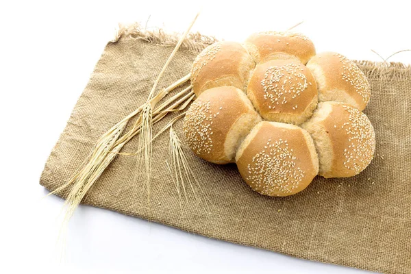 Een brood op een witte achtergrond — Stockfoto