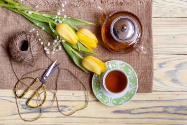 Bitki çayı ve laleler