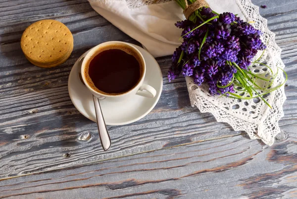 朝のコーヒーと花の花束カップ — ストック写真