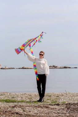 Havadar bir uçurtma ile genç kadın