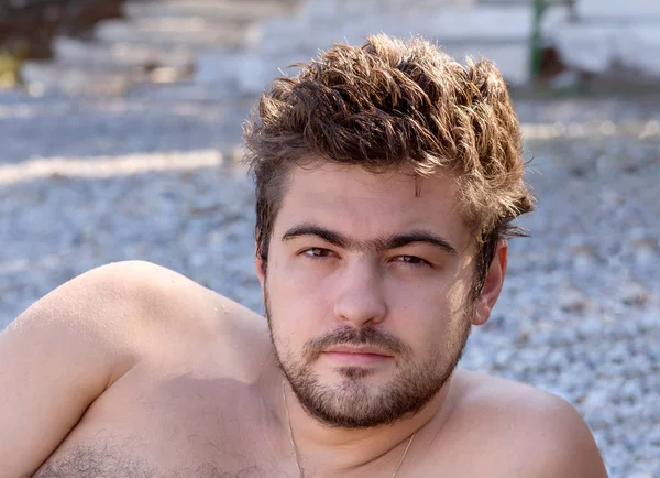 Sahilde genç bir adamın portresi.