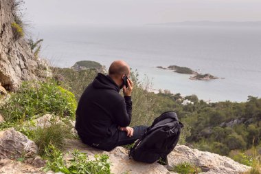 Bir adam telefonda konuşurken niteliğine
