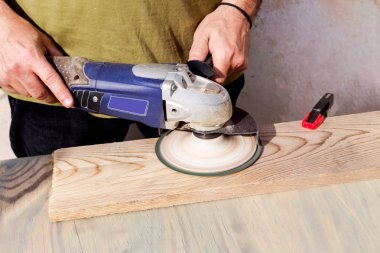 Bir adam elinde Zimpara eksantrik