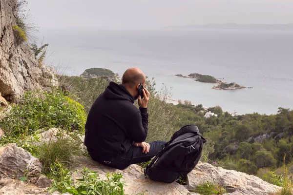 Bir adam telefonda konuşurken niteliğine