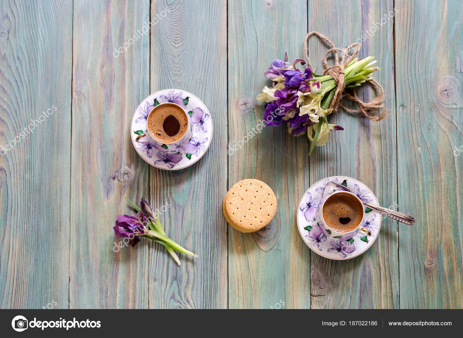 朝のコーヒーと野生の花の花束とカップ ストック写真 C Gestiafoto