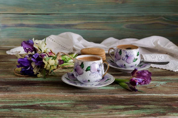 Een kopje koffie in de ochtend en een boeket van wilde bloemen — Stockfoto
