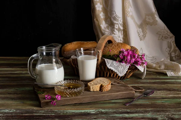Молоко, мед и хлеб на столе — стоковое фото