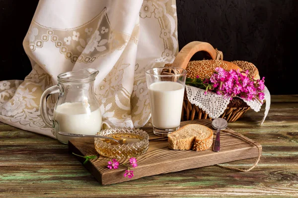 우유, 꿀, 빵 테이블에 — 스톡 사진