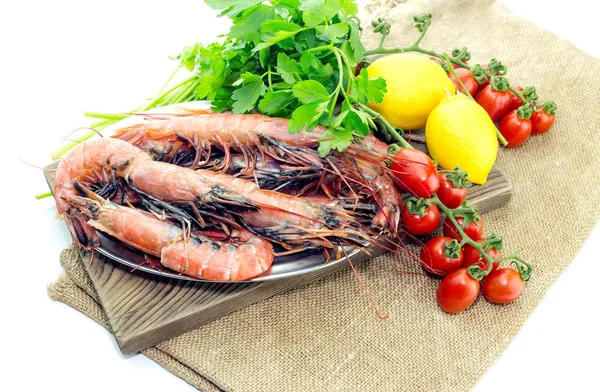 白色背景的虾和蔬菜 — 图库照片